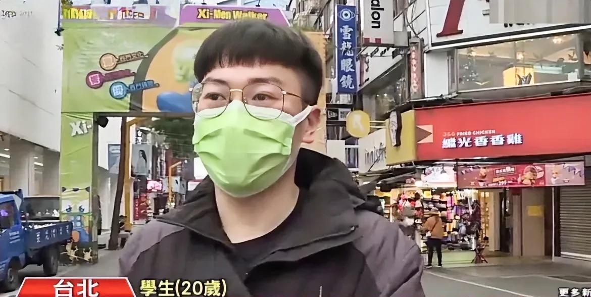 台湾民众欢迎解放军
4月2日，解放军再次在台湾附近进行演练重点便是警告驱离、拦截