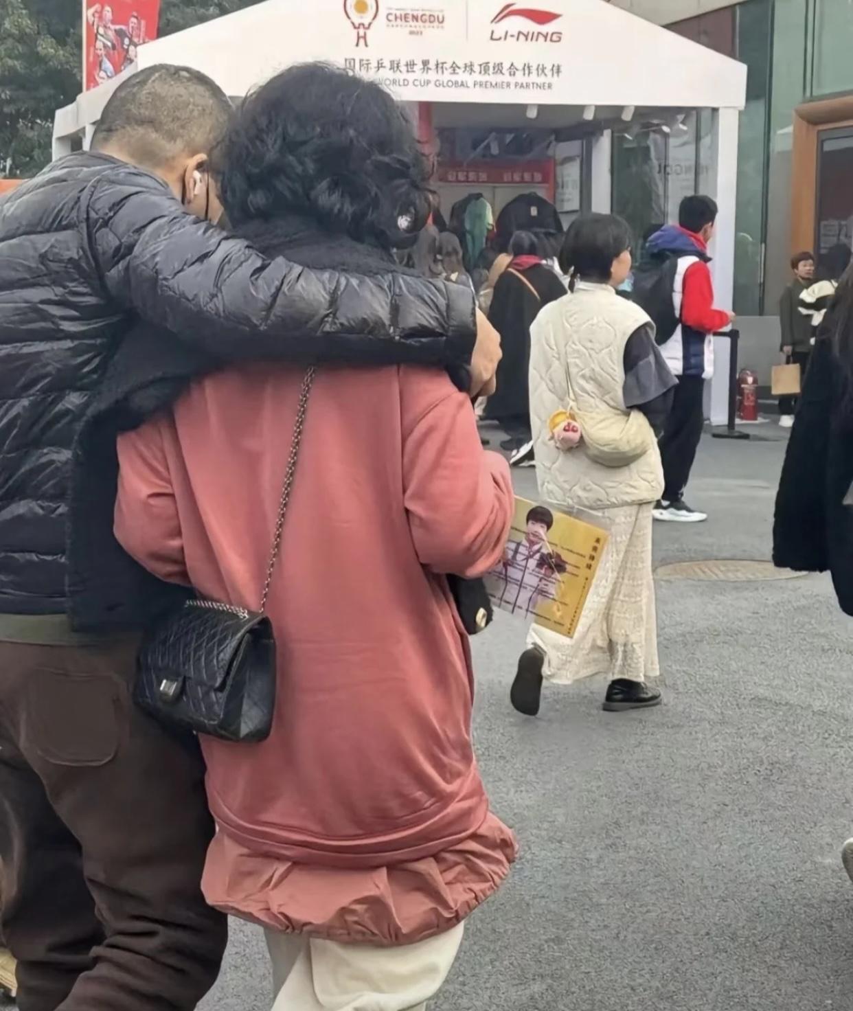 王楚钦爸妈超级恩爱，这样有爱的环境下长大，楚钦绝对不会差的。
头哥爸妈来成都看比