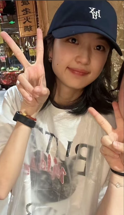 吃火锅遇到孙千了，大美女气质真好啊，拍照的时候也是超级配合……

她真好看，突然