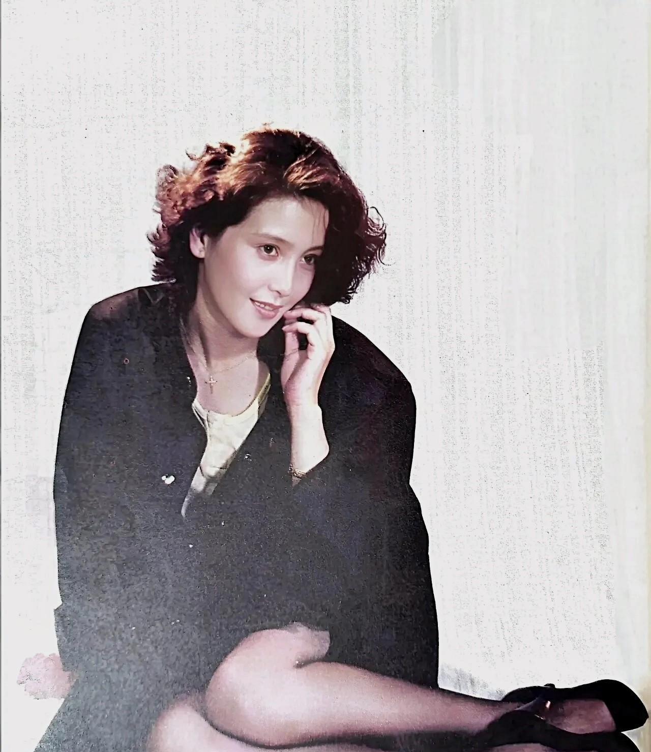 她才是上世纪八十年代最美丽的女明星，“女儿国国王”怎能和她媲美啊？
当年她主演了