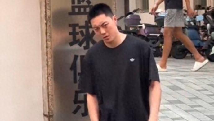 胡明轩开接崔永熙，女球迷在宏远门口蜂拥而上，太热情了！