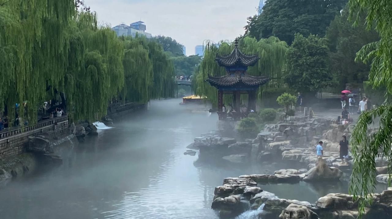 烟雨济南，最近济南持续下雨，宛如江南的天气，而且大明湖，趵突泉，五龙潭在这细雨蒙