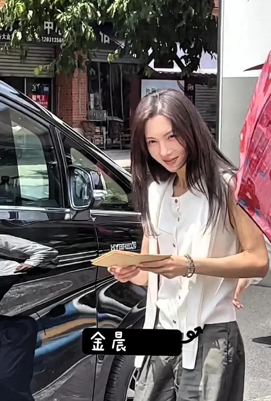 金晨难怪戏约这么好，原来背后有位塌方的男艺人帮她！这位李姓男星曾经红极一时，两个