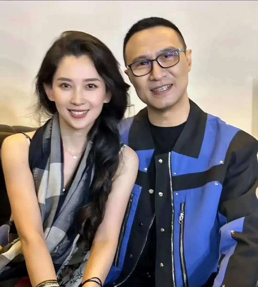 想了一晚上都想不明白！
森林北，这么年轻又漂亮的一个女人，竟然会喜欢汪峰这样的油