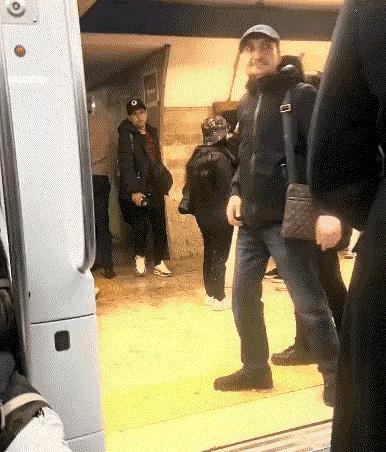 外国的女小偷要偷这位男士的包里面的钱，男士看破不说破，用手捂着兜离开了。#国外小
