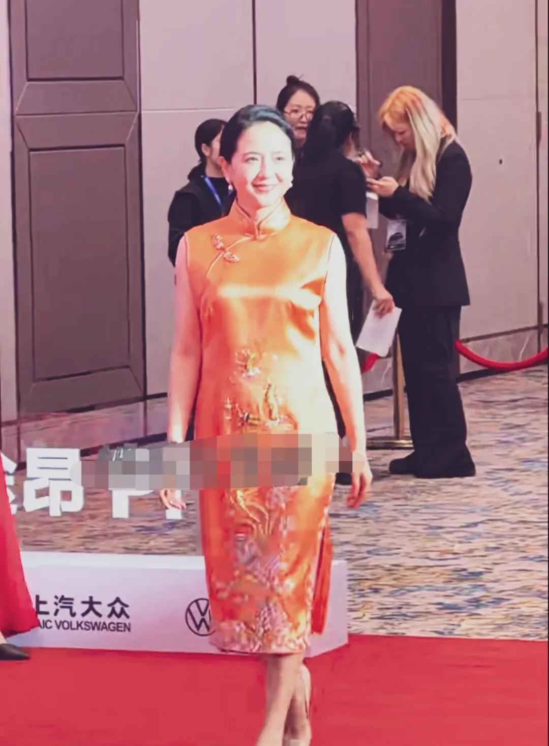 59岁陶慧敏橘色刺绣旗袍亮相，走路轻盈，优雅温婉，比那些坦胸露腿的感觉好百倍！优
