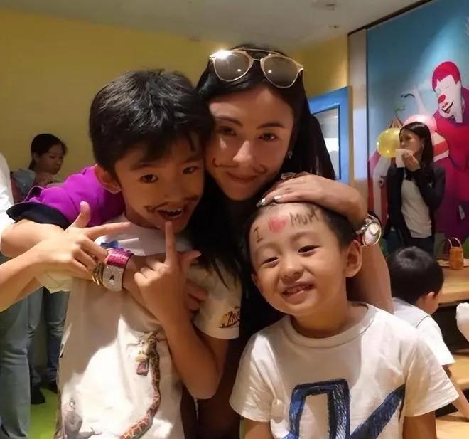 家人们！
 “亲生的跟亲自生的是不一样的”这句话真的太扎心！
想当年她离婚时，