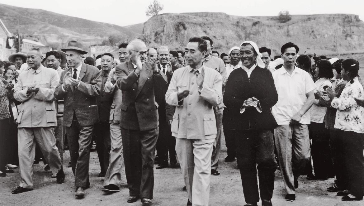 1965年5月周恩来陪同阿尔巴尼亚部长会议第一副主席科列加一行到山西大寨访问