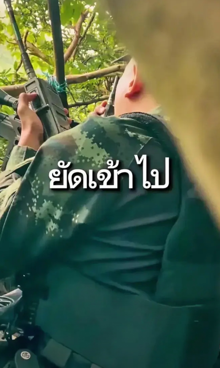 一名泰国狙击手用对讲机跟上级通话，只听到他哇啦哇啦讲的泰语，广西网友竟然听懂了好