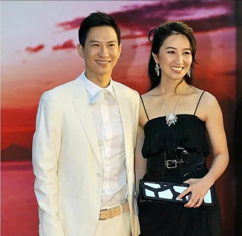 张家辉从不偷情











想不到吧！娱乐圈居然还有像张家辉这样的痴情
