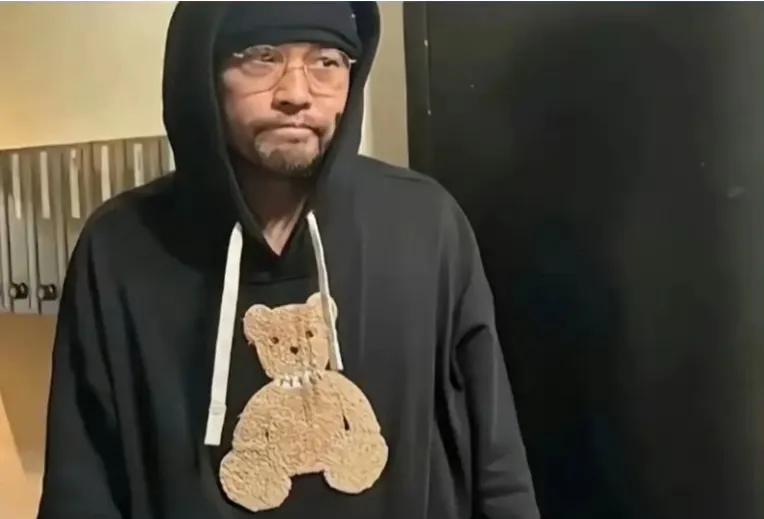 周杰伦咋地啦？
怎么老态成这样了？
4月底在我们大南宁开演唱会，
那状态可是又年