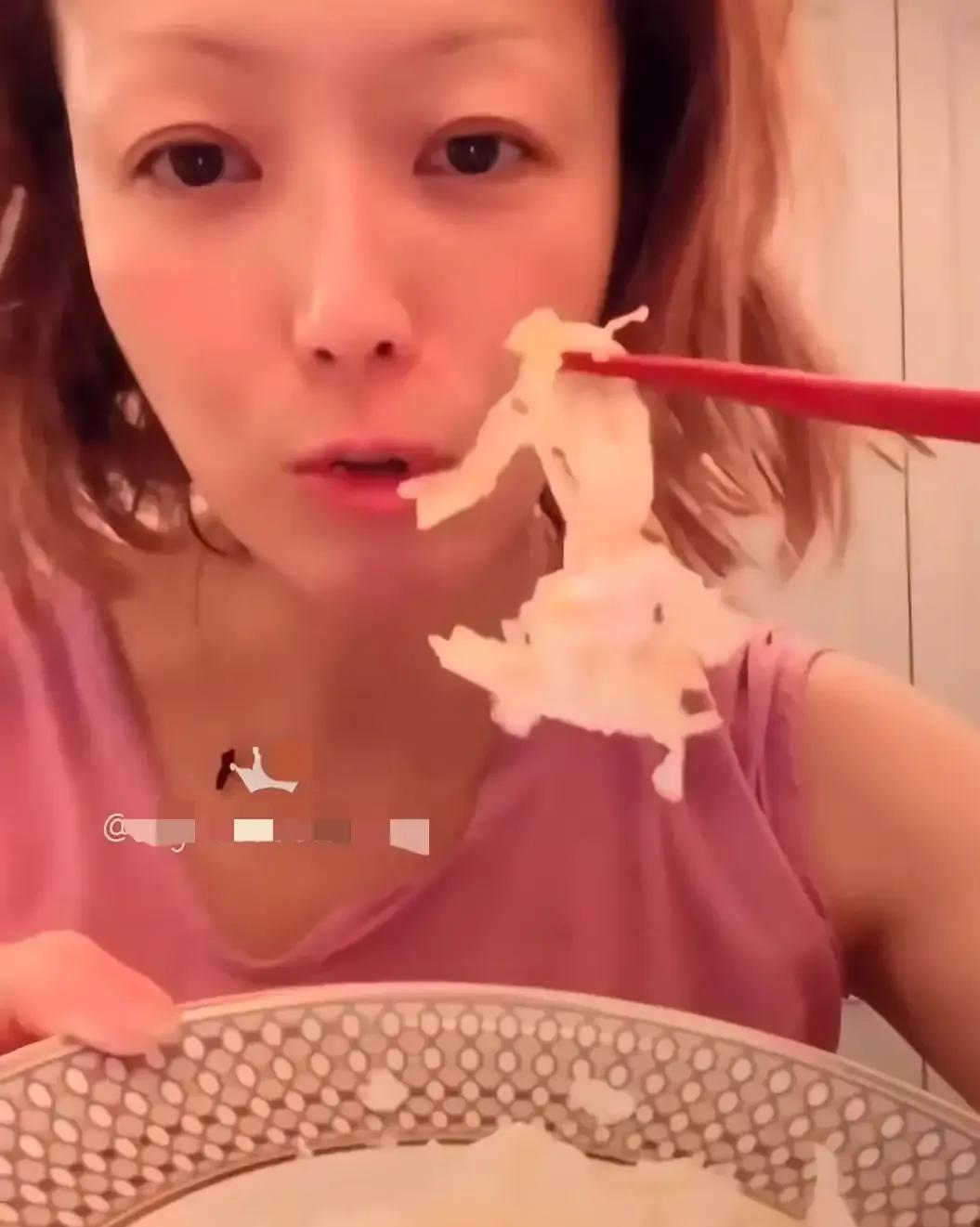 不要告诉我，这个面黄肌瘦的女人就是郑秀文！
看起来病怏怏的，没有一点活力，和舞台