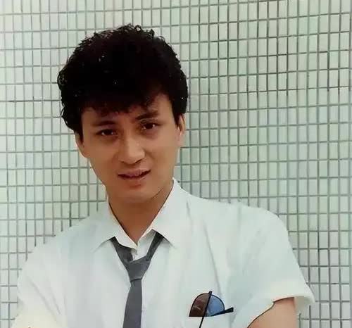 汤镇业定居青岛已20年，他直言这里比香港好太多，生活惬意又自在。在青岛，他远离了