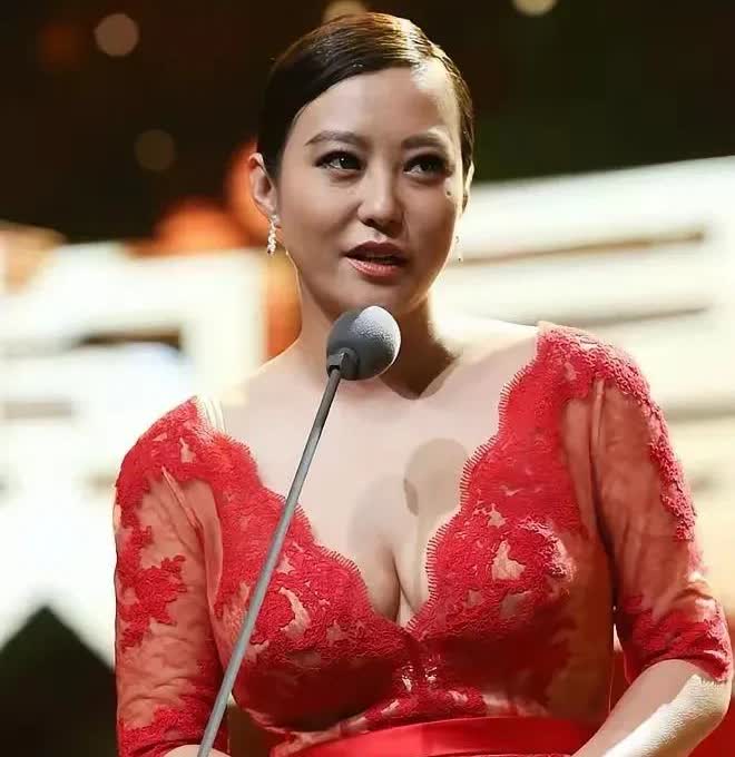 郝蕾估计现在肠子都悔青了

原以为自己很牛逼

当了几年的演技评委，就可