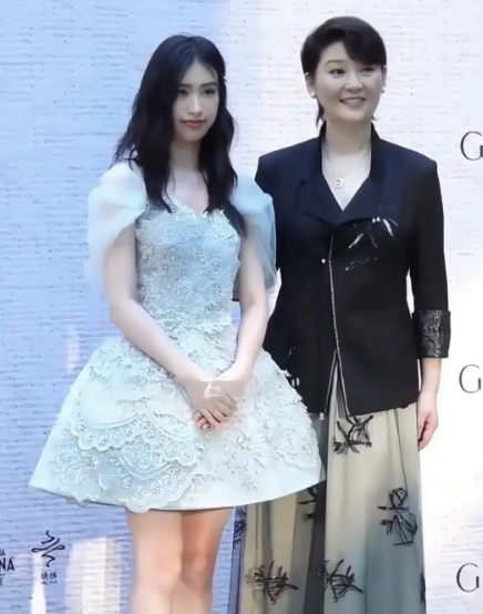 感觉徐帆这身衣服特别得体大方！