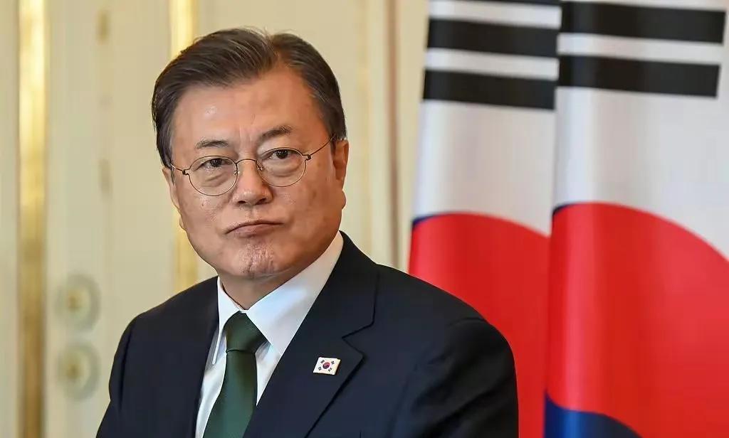 韩联社最新消息：韩国检方以受贿嫌疑起诉前总统文在寅[看]
此案起因是文在寅前女婿