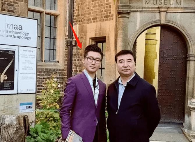 白岩松的独生子白清扬，高三时候就被保送到英国某知名学府，可他偏偏选了一个最冷门的
