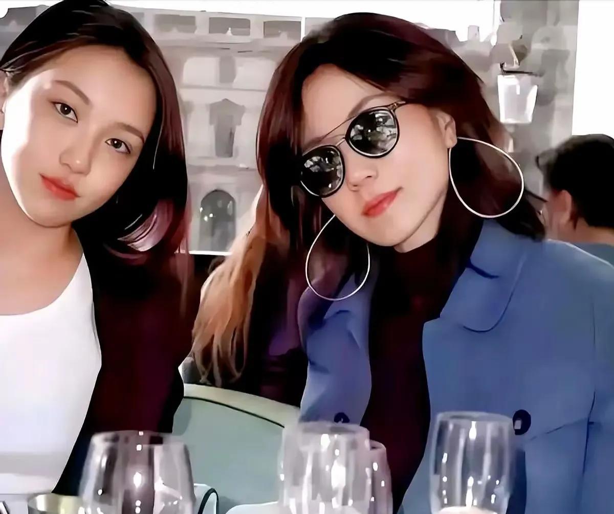 王菲女儿合影，李嫣越来越漂亮，乌黑靓丽的头发，李嫣的气质一点都不逊色王菲，不愧是