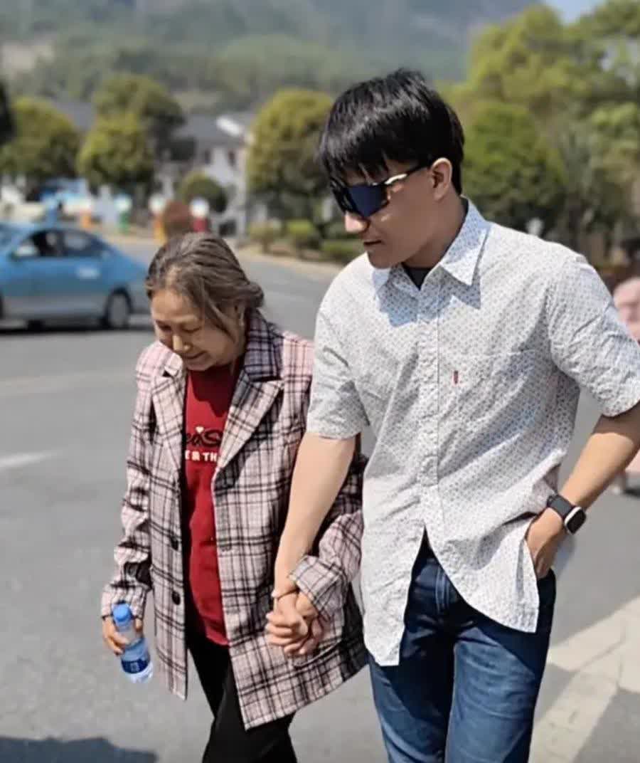 苏伢子身体健康，真是个好消息！但谁能想到，这个乐观爱笑的29岁青年，曾是6岁走失
