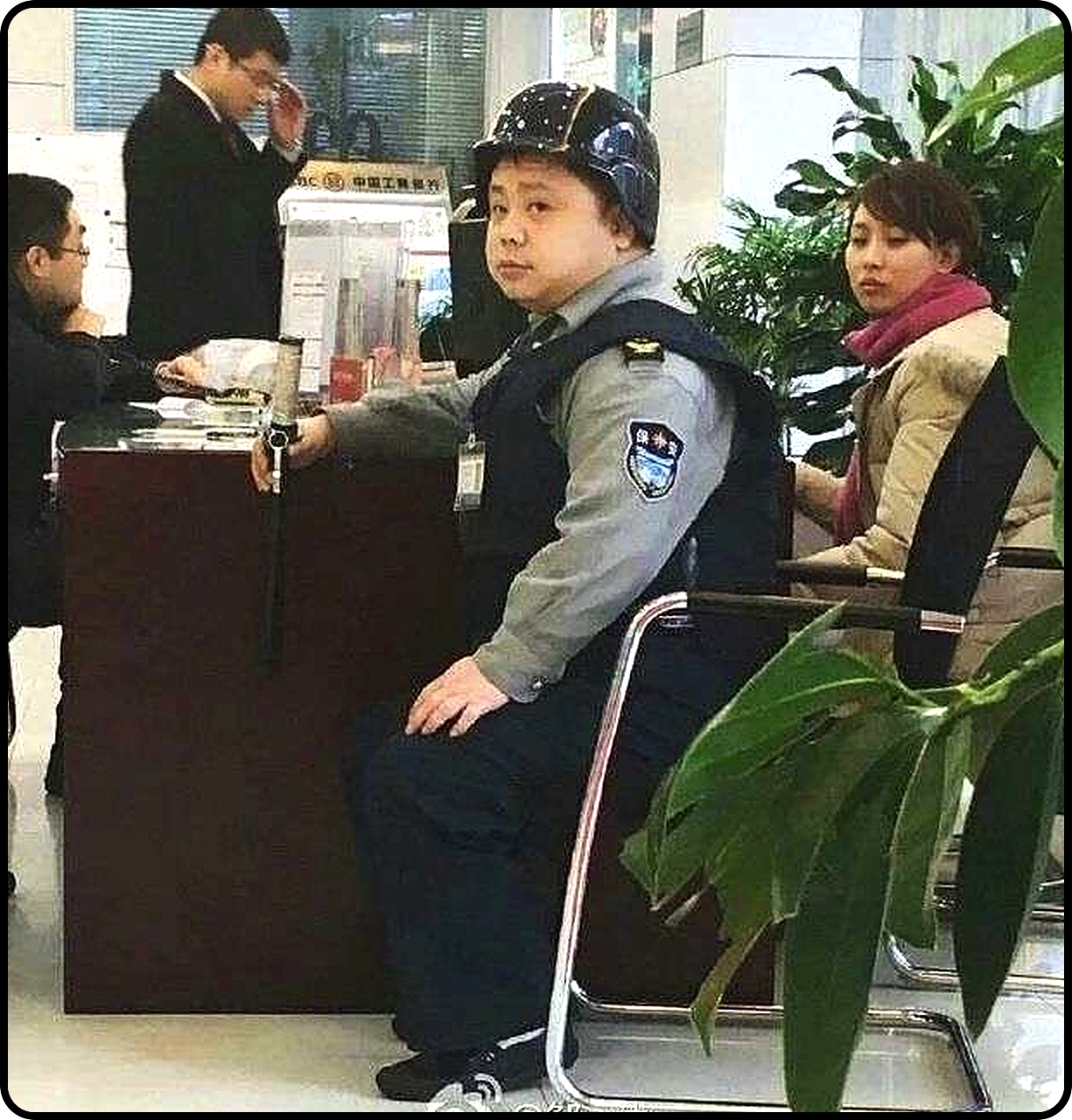 我就纳闷了，银行里的保安到底有什么用？如果遇到劫匪。你指望一个月薪三千的人，给你