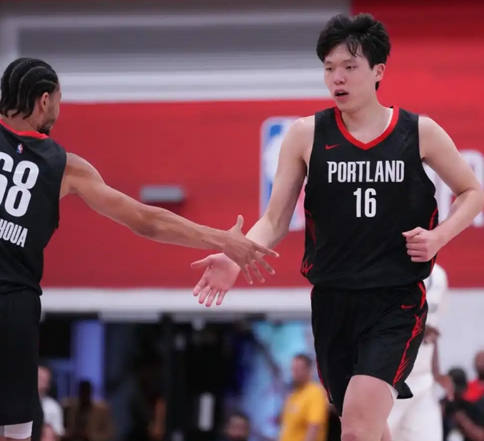 杨瀚森无缘夏联最佳阵容，本届新秀前三也一个没进
据某吧今日报道，NBA官方公布了
