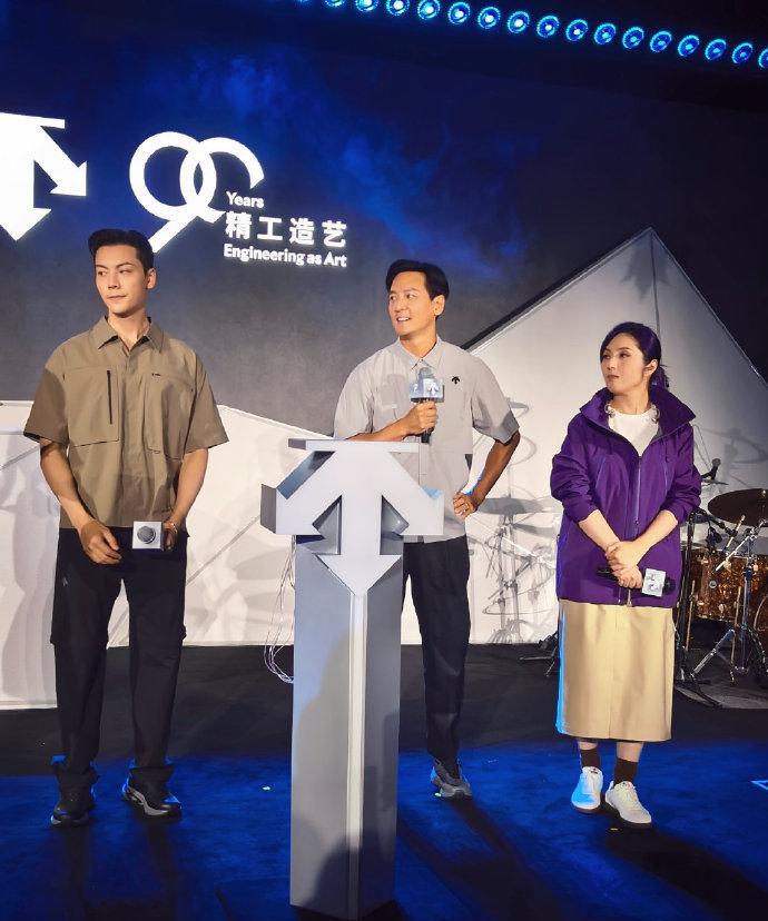 今天吴彦祖和杨千嬅还有陈伟霆一起出席活动，三位站在一起像是在拍电影。
吴彦祖上身