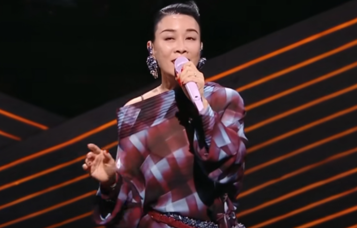 在“618”晚会上，那英唱歌时又忘词了，但经验丰富的她，机智化解尴尬！

那英全