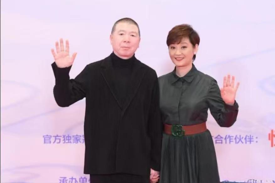 “冯小刚徐帆秘密离婚！”“90 后女星插足，数十亿家产分割完毕！”
反转打脸：那