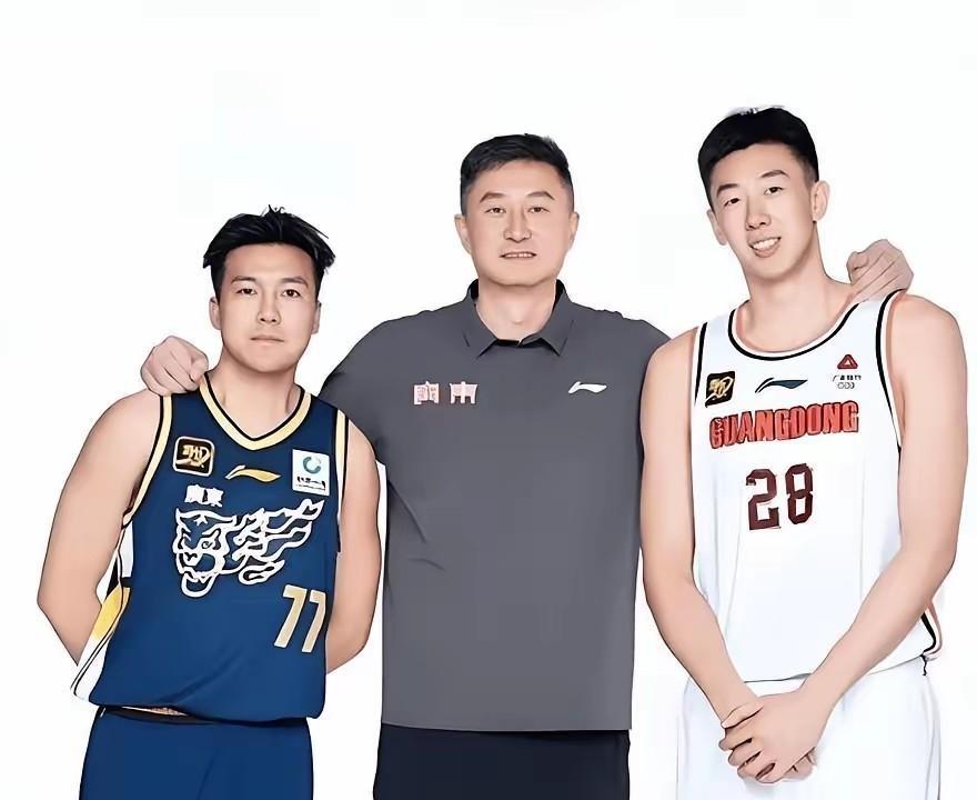黄荣奇仍然心系广东宏远！
目前，CBA自由市场没签约的球员只剩黄荣奇。他也没屈就