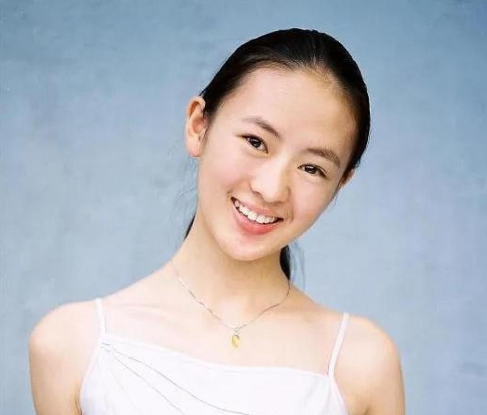 2003年，张国立的儿子张默在中戏门口殴打女友童瑶，18岁的童谣被打到跪地求饶：