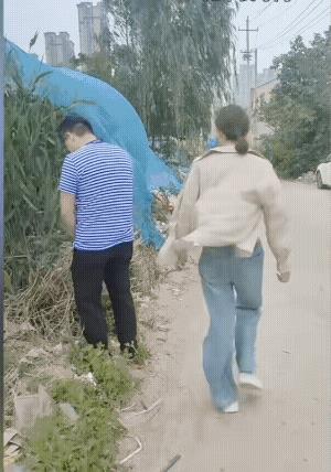 男子全神贯注，心无旁骛。此时此刻，横祸飞来却不知，教训惨痛。从今以后，大概率要落