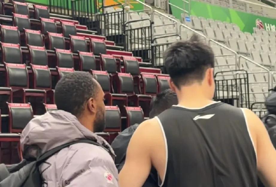 最新画面！张镇麟弗格热情和辽宁男篮打招呼！
今晚将迎来辽宁男篮和上海男篮的对决，