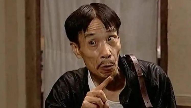 抗战时一地下党被捕，伪乡长看后踢了对方一脚：共产党会要这蠢货