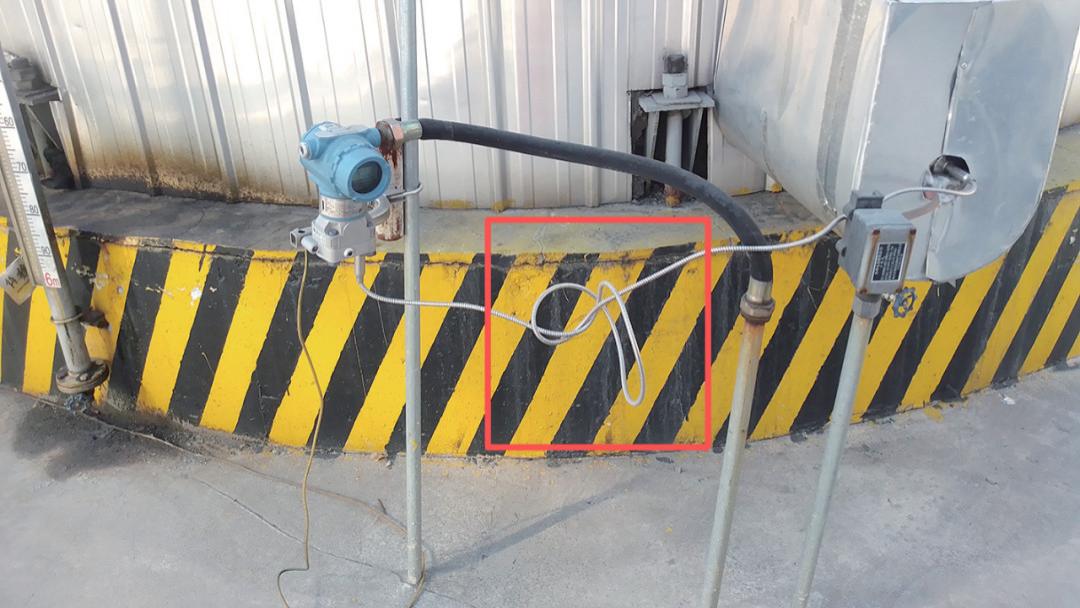 仪表毛细管未设防护还被打了结