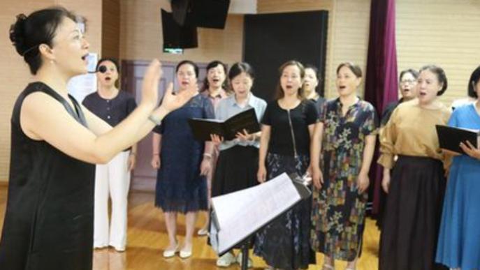 老年大学的浪漫邂逅？65岁阿姨掏空积蓄投资骗局，长椅上哭断肠