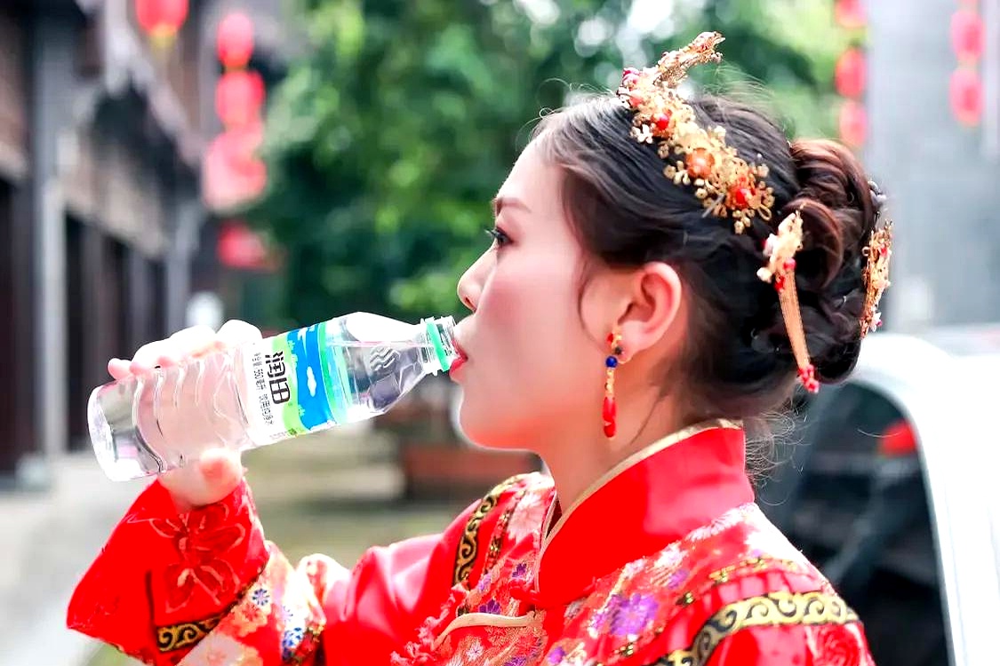 婚礼的余温在新娘子的心中余韵悠长，尽管那一天的忙碌和疲惫早已过去，但心中的细腻感