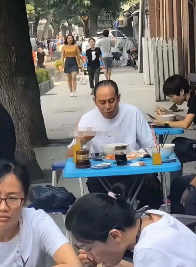 一线大明星居然也会吃路边摊吗？
