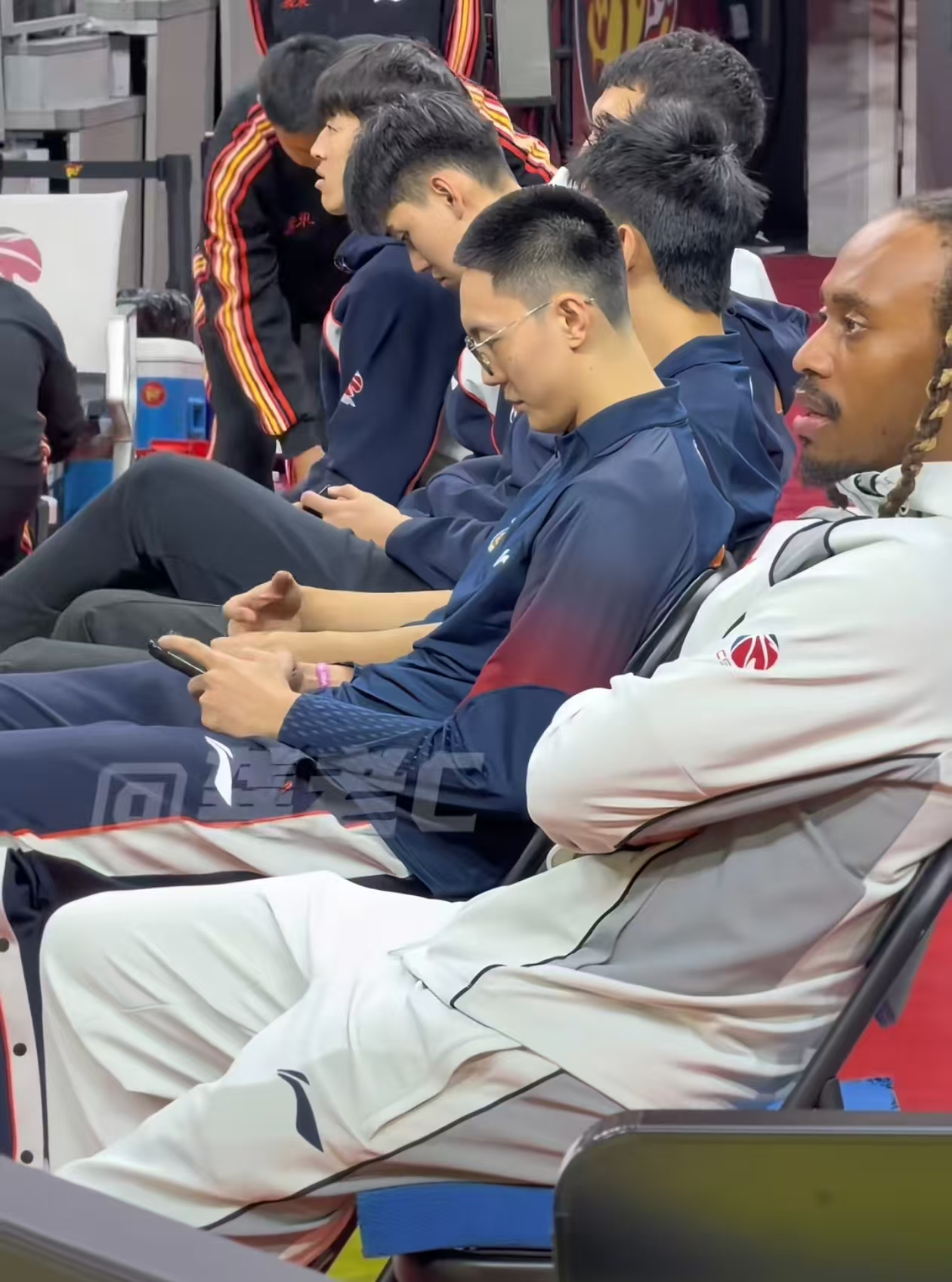 广东家属席坐了一套首发，四连胜来之不易，得益于阵容厚度不错