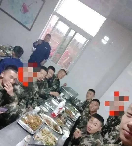 照片中除了打码的两个人，其他的人都牺牲了，2019年凉山发生森林火灾，在扑火行动