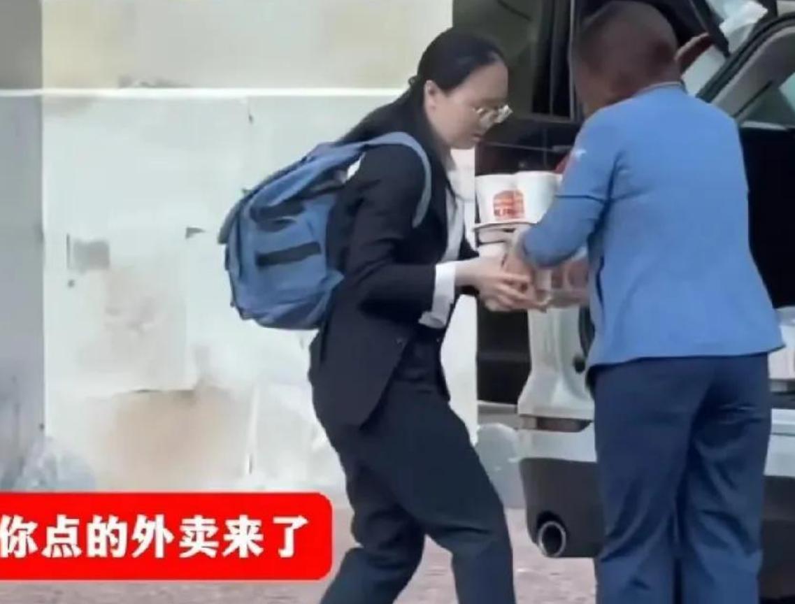 中美伦敦会谈，全天吃外卖快餐！



伦敦的谈判桌上，时间一分一秒地流逝，紧张的