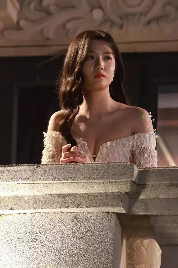 《卢昱晓片场路透惊现"仙女下凡失败现场"！360度无死角美貌逼疯站姐》
各位颜控