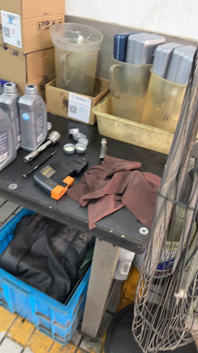 没想到4儿子店这么坦诚相待
保养去过2家4儿子店，每次保养都是1升装没开封的5瓶