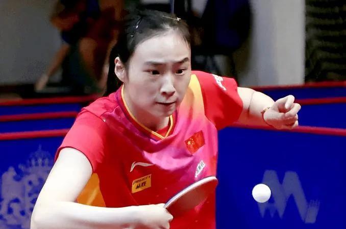王晓彤打朱思冰比何卓佳打得好很多，3：1获胜，但不知为何吃了一张黄牌
王晓彤在萨