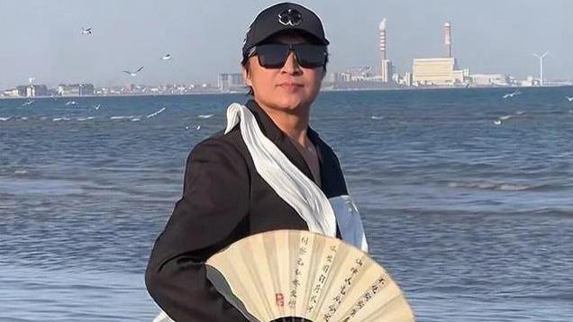 63岁马景涛回东北老家，去街边饭馆吃饭，主动和粉丝合影