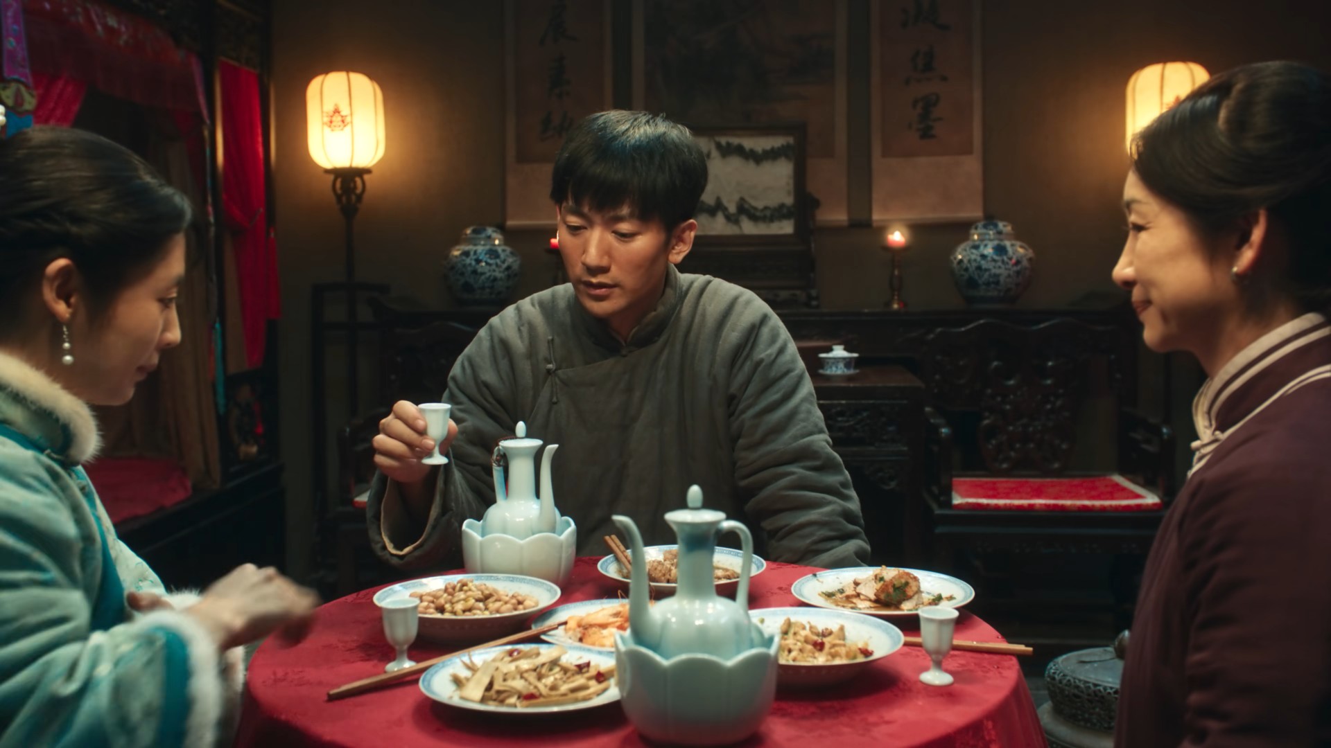 《生万物》绣绣甘愿从大小姐变成农妇，不是因她爹不肯出5000赎金，也不是因费文典苏苏已圆房，而是因她