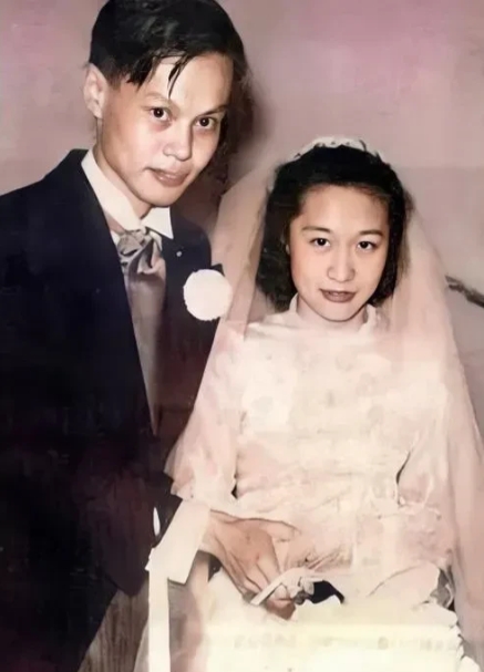 2004年，28岁的翁帆不顾世俗偏见，嫁给了82岁的物理学家杨振宁，舆论一片哗然