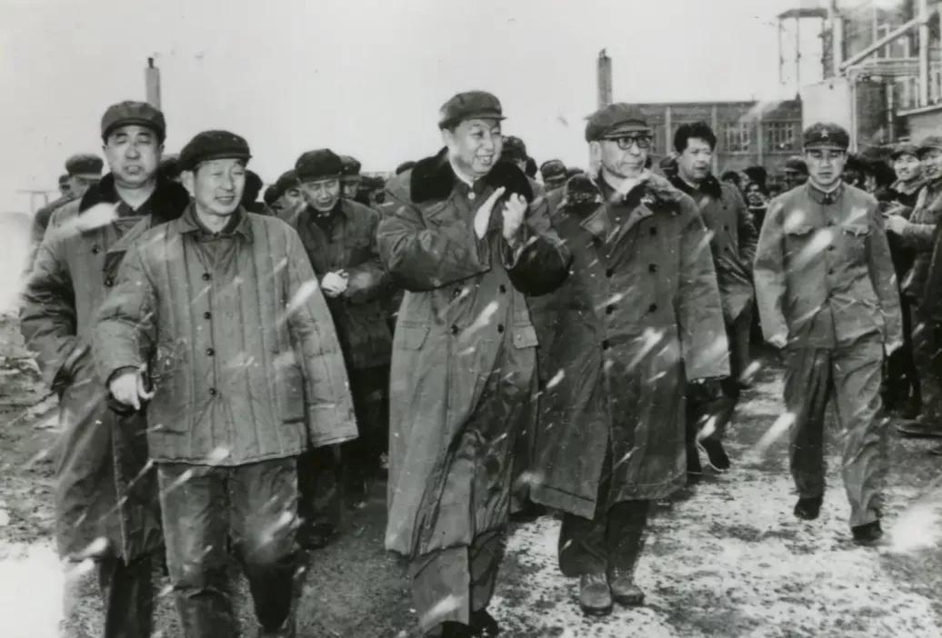 1977年4月17日，华国锋视察大庆化肥厂，与工人们在一起，合影留念，永恒的回忆