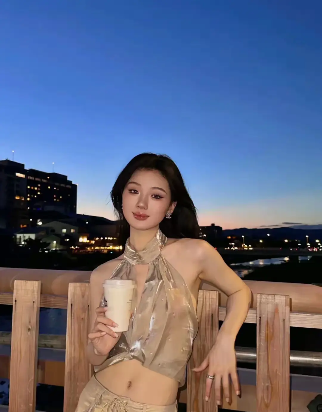 大家不要羡慕单依纯了，我们永远都不可能成为她。
仅仅这一个条件，我们就永远无法达