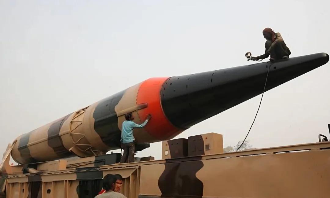 “烈火-3”导弹的老照片 —— 印度首款中程弹道导弹（IRBM），其设计旨在规避