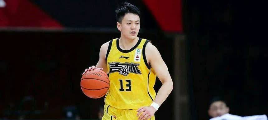 据传广东男篮计划以两名球员及现金作为交易筹码，换取吉林男篮的关键球员姜宇星。姜宇